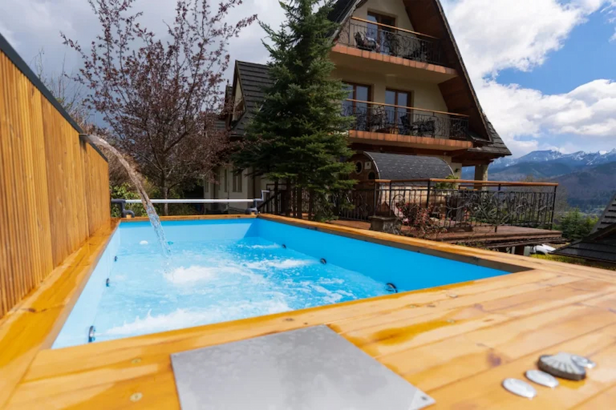 Basen drewniany podgrzewany piecem na drewno, praktyka po dwóch sezonach